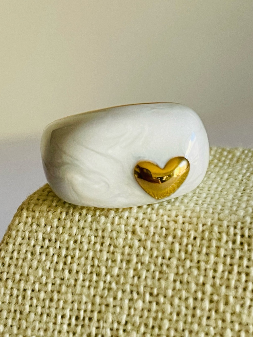 Chunky Gold and White Marbled Enamel Heart Ring size 6.5